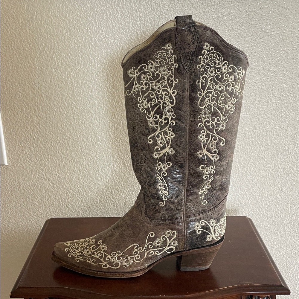 Corral Women’s Distressed Brown Leather Embroidered Western Boots – Snip Toe, 13